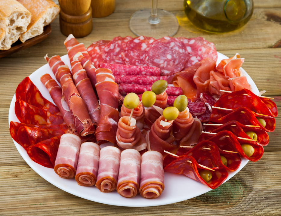 Meat platter on round plate
